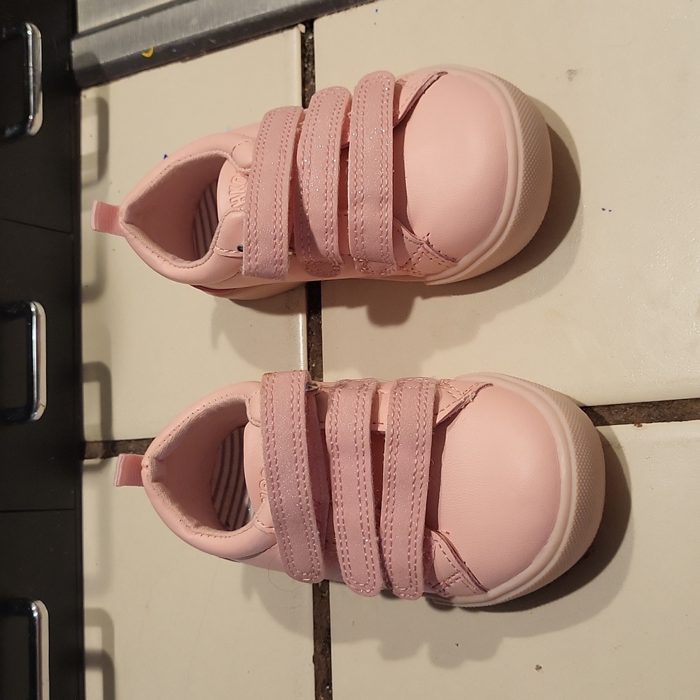 Pink oshkosh kids size 5 sneakers